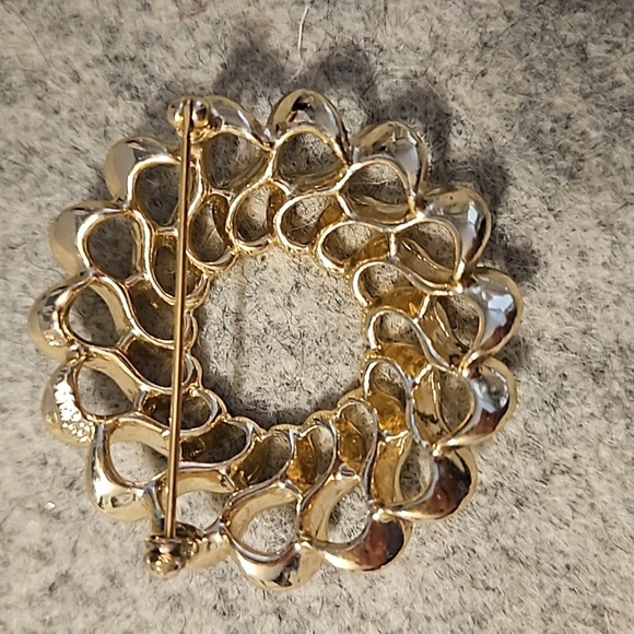 SARA COVENTRY Vintage Goldtone 1 7/8"Dia. Brooch - Picture 5 of 6